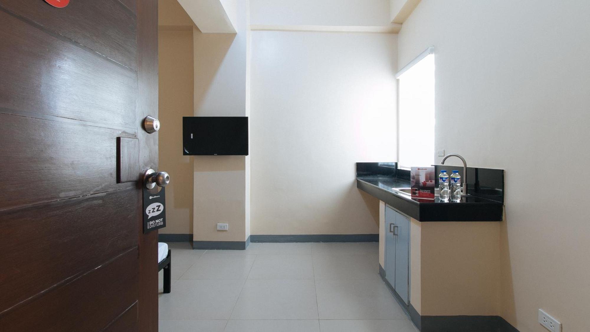 Reddoorz Plus @ Torre De Manuel Residences 1 Quezon City Bagian luar foto