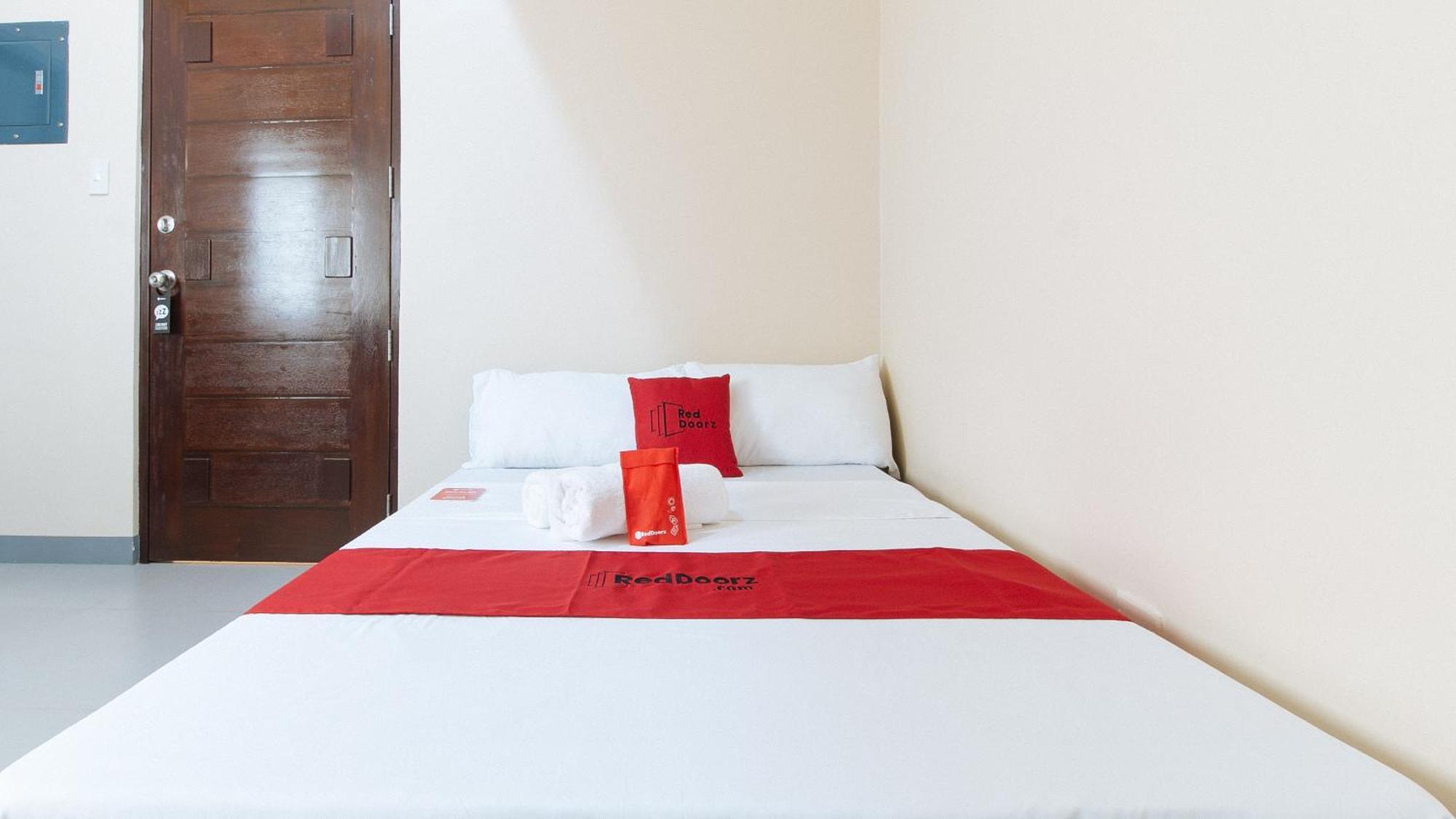 Reddoorz Plus @ Torre De Manuel Residences 1 Quezon City Bagian luar foto