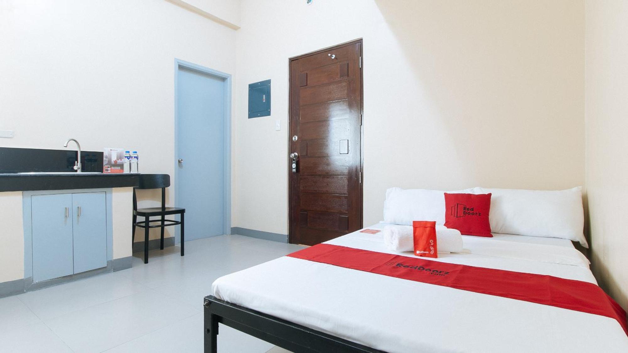 Reddoorz Plus @ Torre De Manuel Residences 1 Quezon City Bagian luar foto