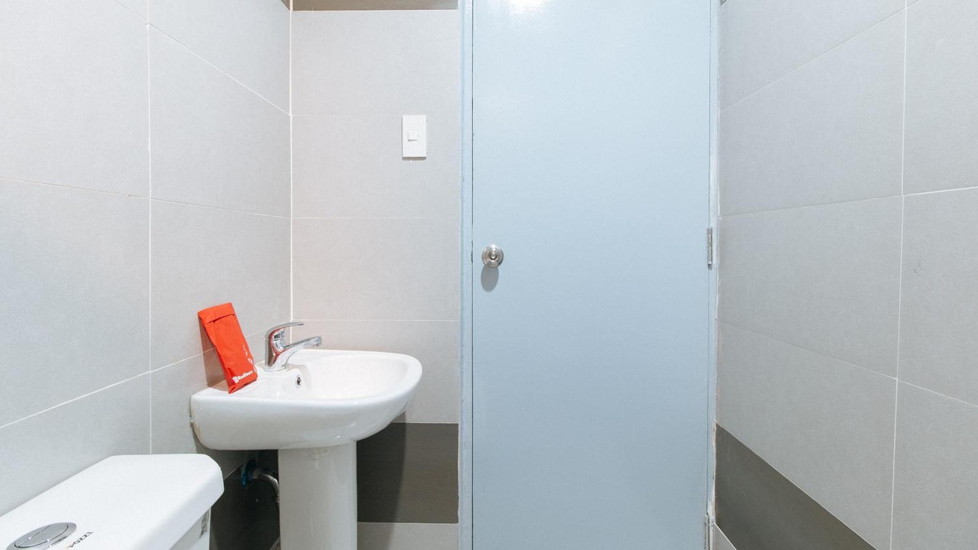 Reddoorz Plus @ Torre De Manuel Residences 1 Quezon City Bagian luar foto
