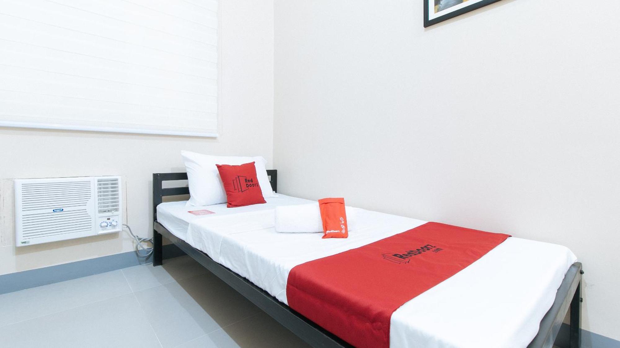 Reddoorz Plus @ Torre De Manuel Residences 1 Quezon City Bagian luar foto