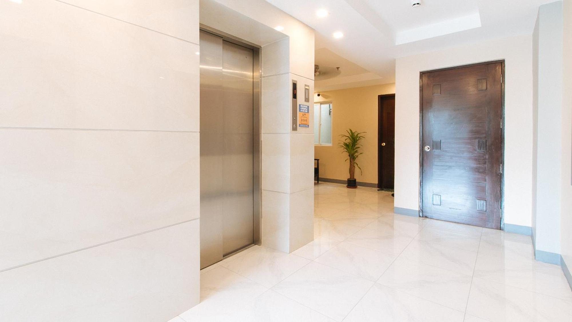 Reddoorz Plus @ Torre De Manuel Residences 1 Quezon City Bagian luar foto