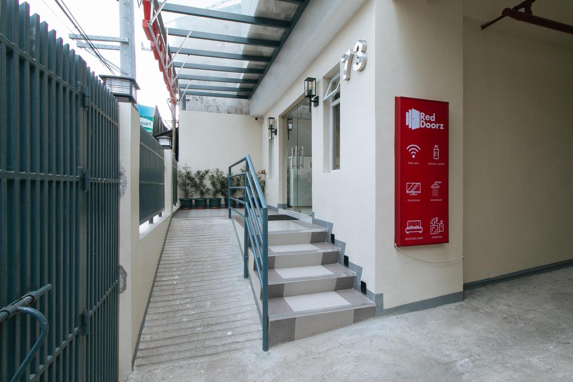 Reddoorz Plus @ Torre De Manuel Residences 1 Quezon City Bagian luar foto
