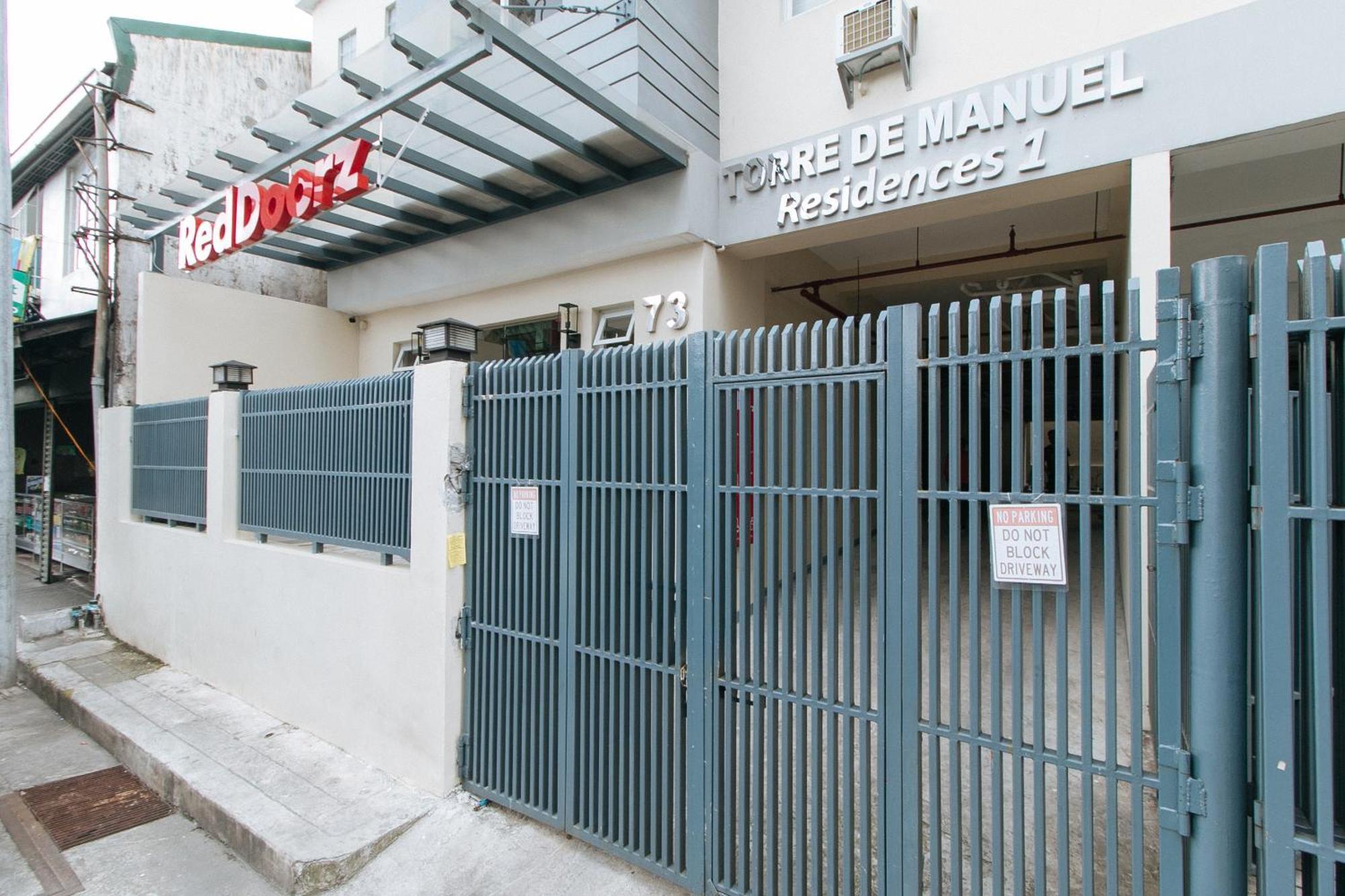 Reddoorz Plus @ Torre De Manuel Residences 1 Quezon City Bagian luar foto